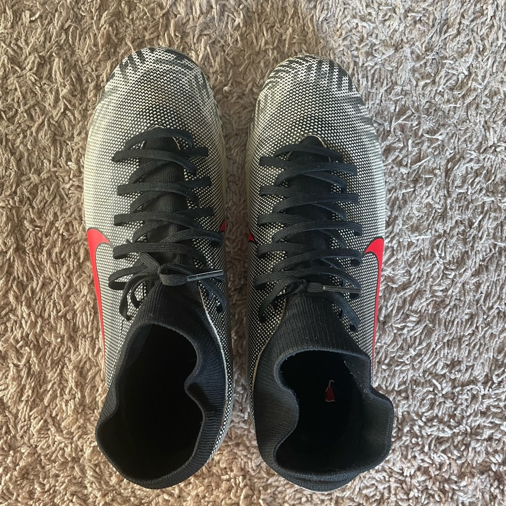 Nike Men's Black and Red Athletic Shoes